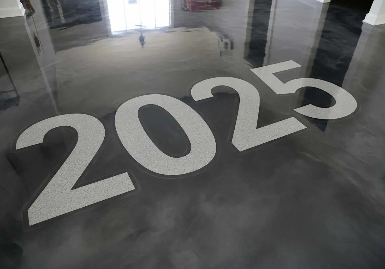عدد بزرگ "2025" روی یک کفپوش اپوکسی براق و تیره حک شده است.